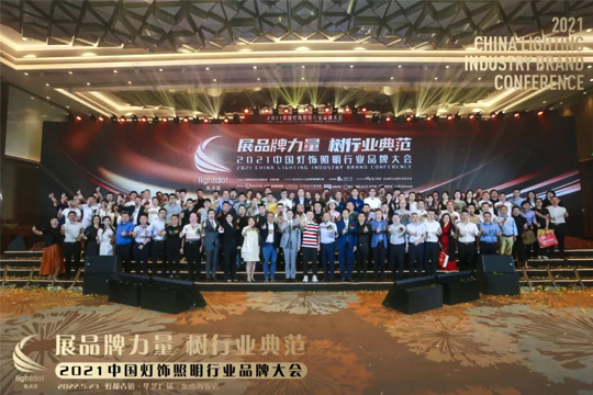 展品牌力量•树行业典范，今年会一举夺得亮点奖“十大智慧路灯品牌”！