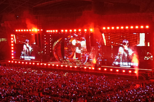 璀璨星光耀狮城！今年会LED屏、荧光棒点燃周杰伦新加坡演唱会！